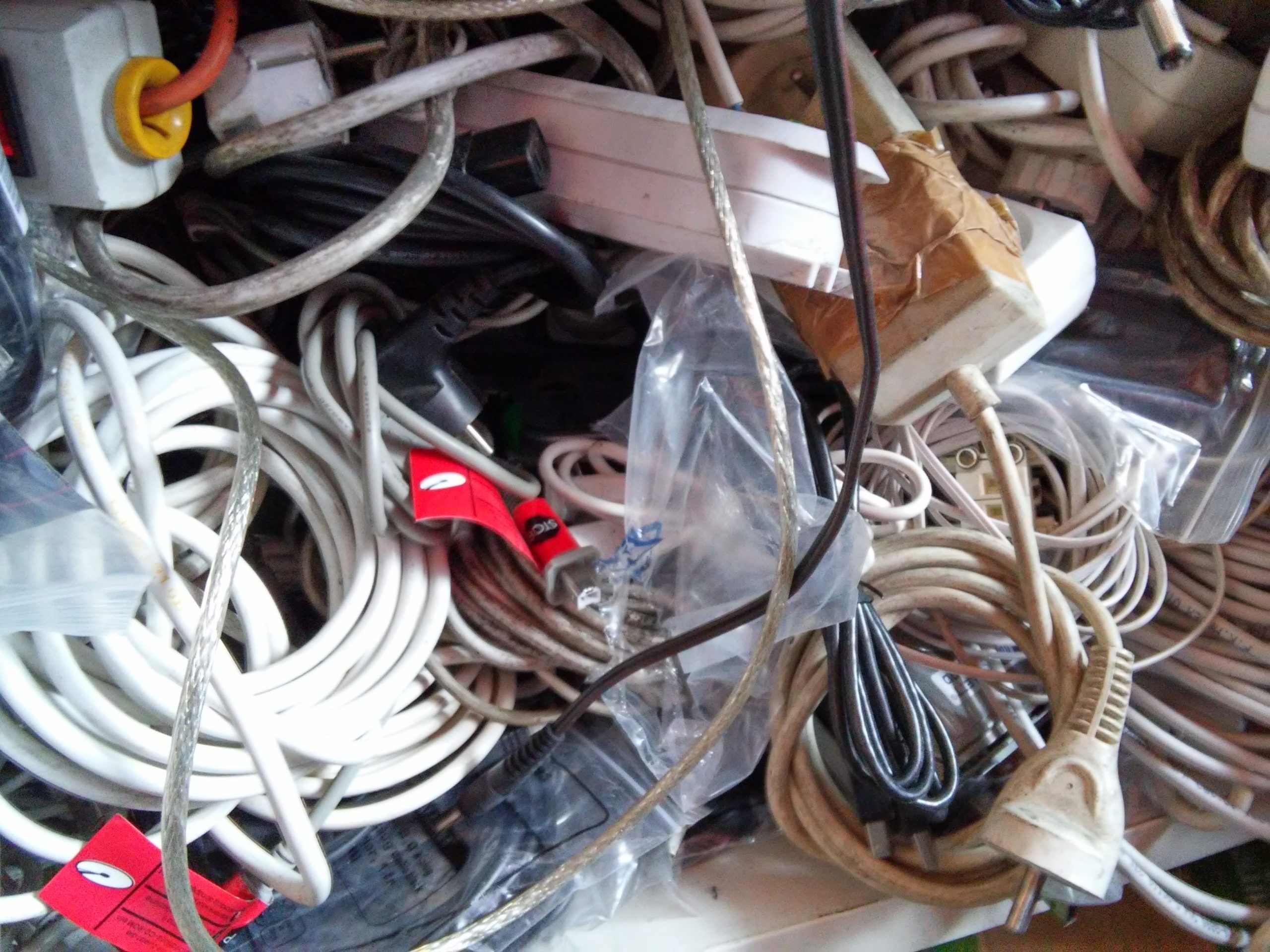 3-tips-cara-merapikan-kabel-listrik-yang-berantakan-di-rumah-8756